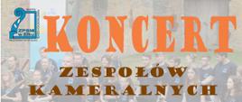 Plakat z informacją o koncercie zespołów kameralnych. Tłem jest zdjęcie orkiestry dętej stojącej po koncercie z instrumentami w dłoniach. Na tle zdjęcia kolorowe napisy informacyjne. Z lewej strony u góry niebieskie logo szkoły.