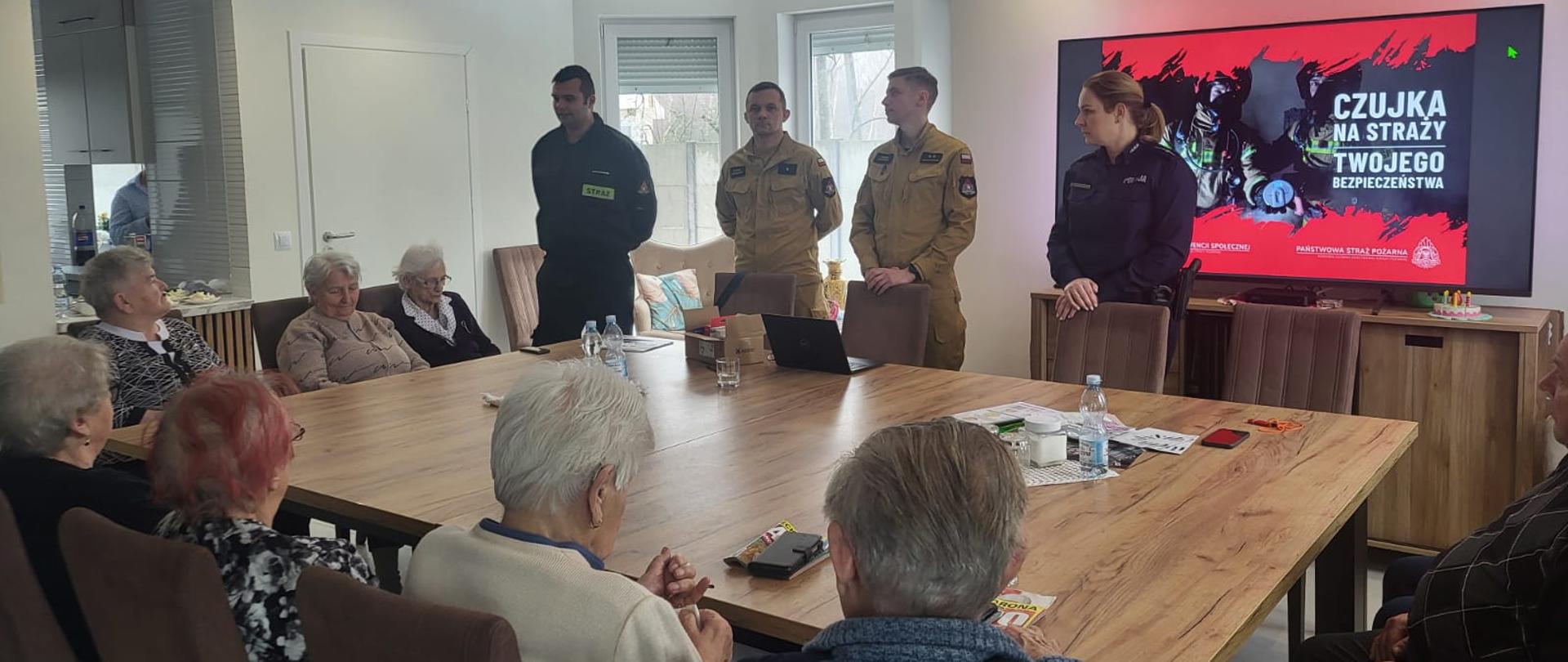 Na zdjęciu seniorzy z funkcjonariuszami
