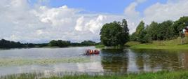 Pokaz łodzi ratowniczej Uniboot na jeziorze Boksze