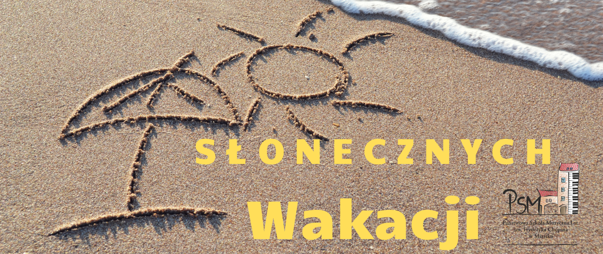 Zdjęcie przedstawia narysowaną na piasku palmę i słońce oraz napis "SŁonecznych Wakacji".. Wprawym dolnym rogu kolorowe logo PSM I st. w Miastku