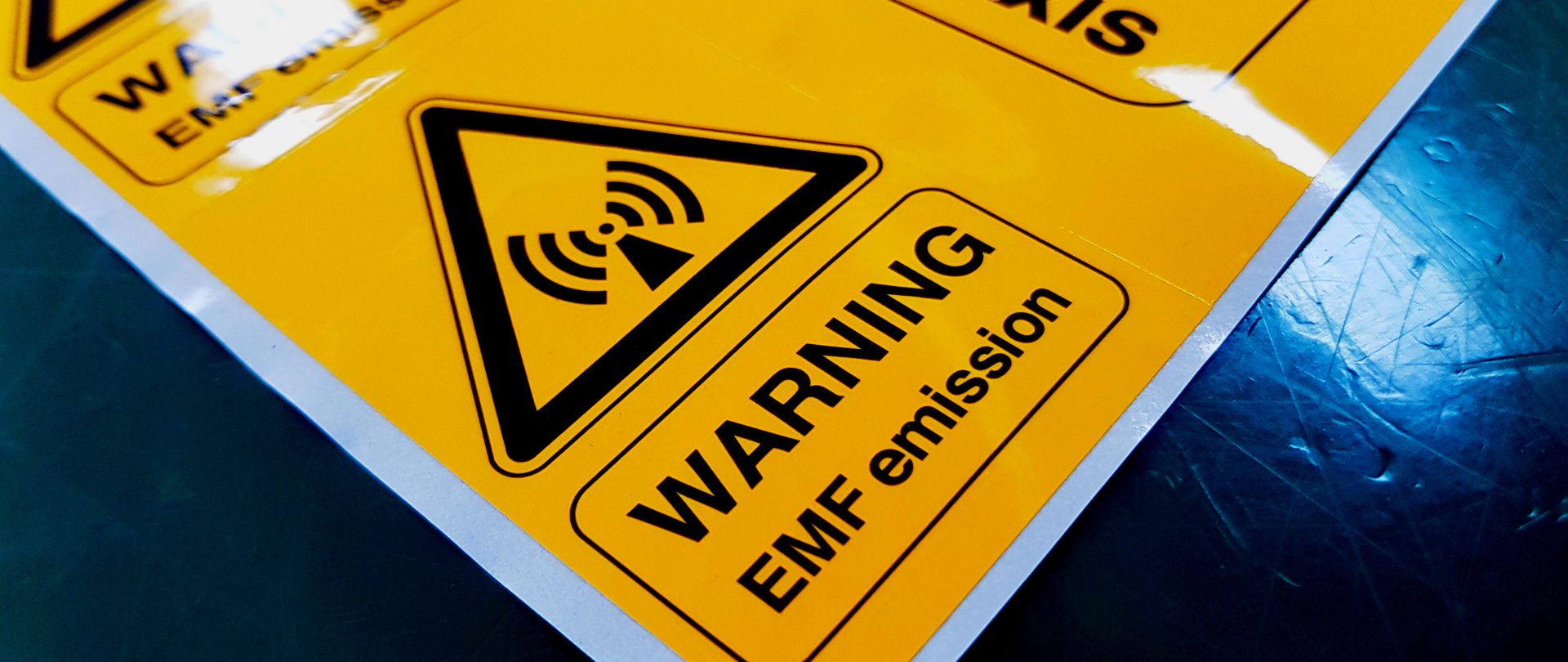 Naklejka z napisem: Warning, EMF emission