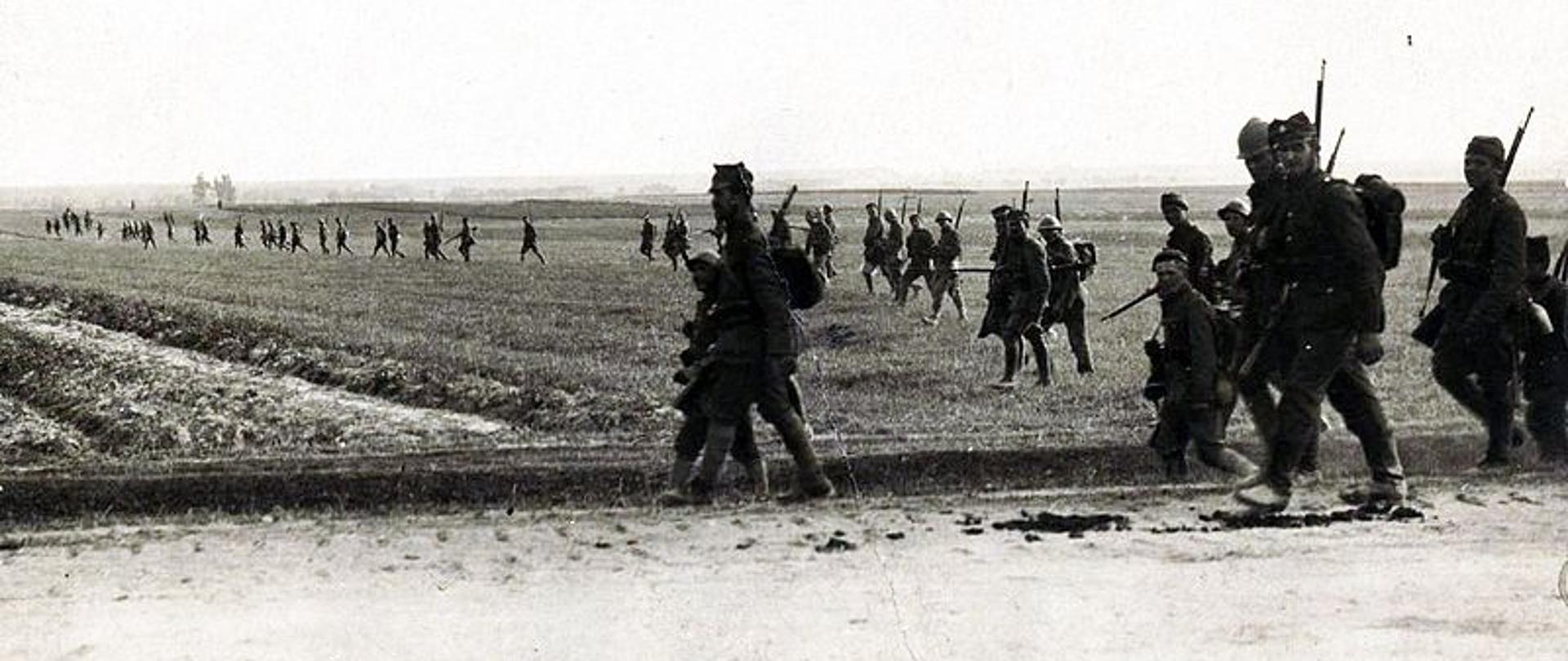 Bitwa_warszawska_-_piechota_polska_w_tyralierze