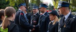 Na zdjęciu prezes OSP Wrzosowa dh. Konrad Woźniak wręczający podziękowania
