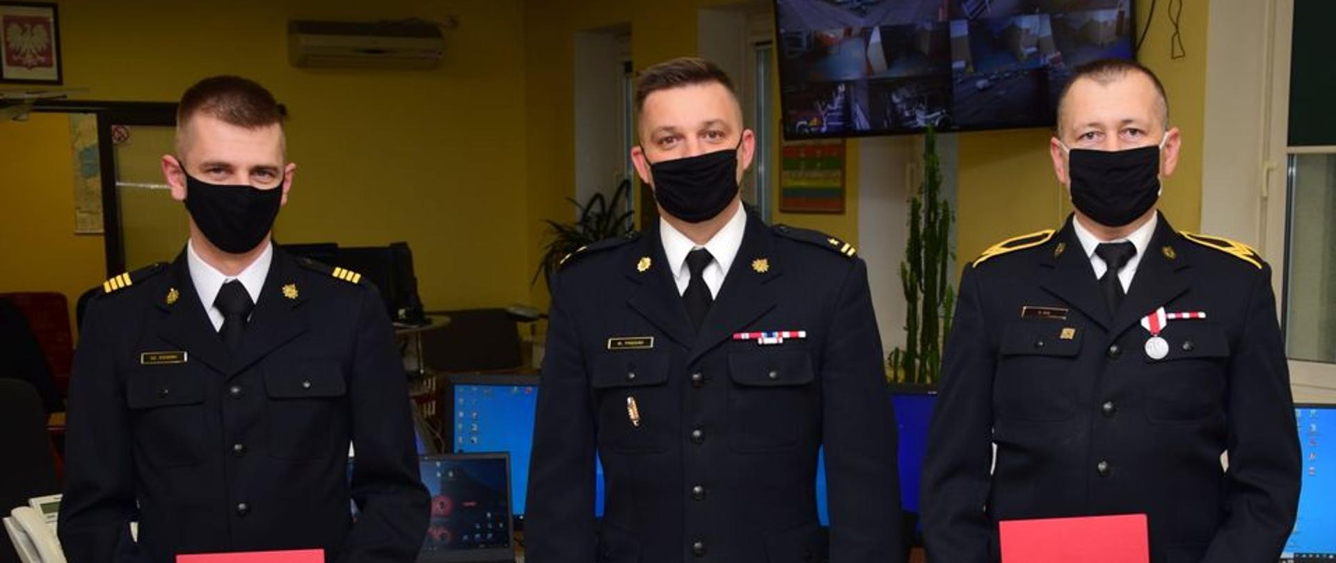 Zdjęcie przedstawia funkcjonariuszy KM PSP w Słupsku wraz z komendantem, kórzy otrzymali nagrody od Pomorskiego Komendanta Wojewódzkiego.