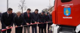 Przekazanie nowego samochodu ratowniczo gaśniczego dla OSP Gąsiorowo - przecięcie wstęgi
