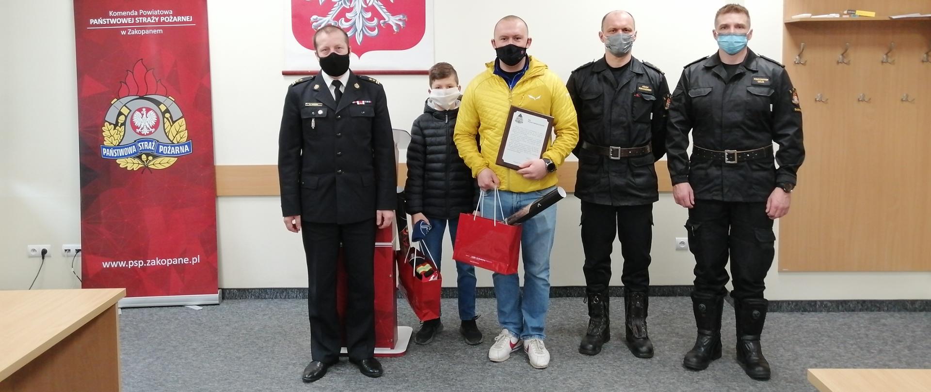 Komendant Powiatowy PSP w Zakopanem bryg. Grzegorz Worwa podziękował dwóm bohaterom - Szymonowi Gąsienica-Daniel i jego synowi Jasiowi za uratowanie kobiety z pożaru