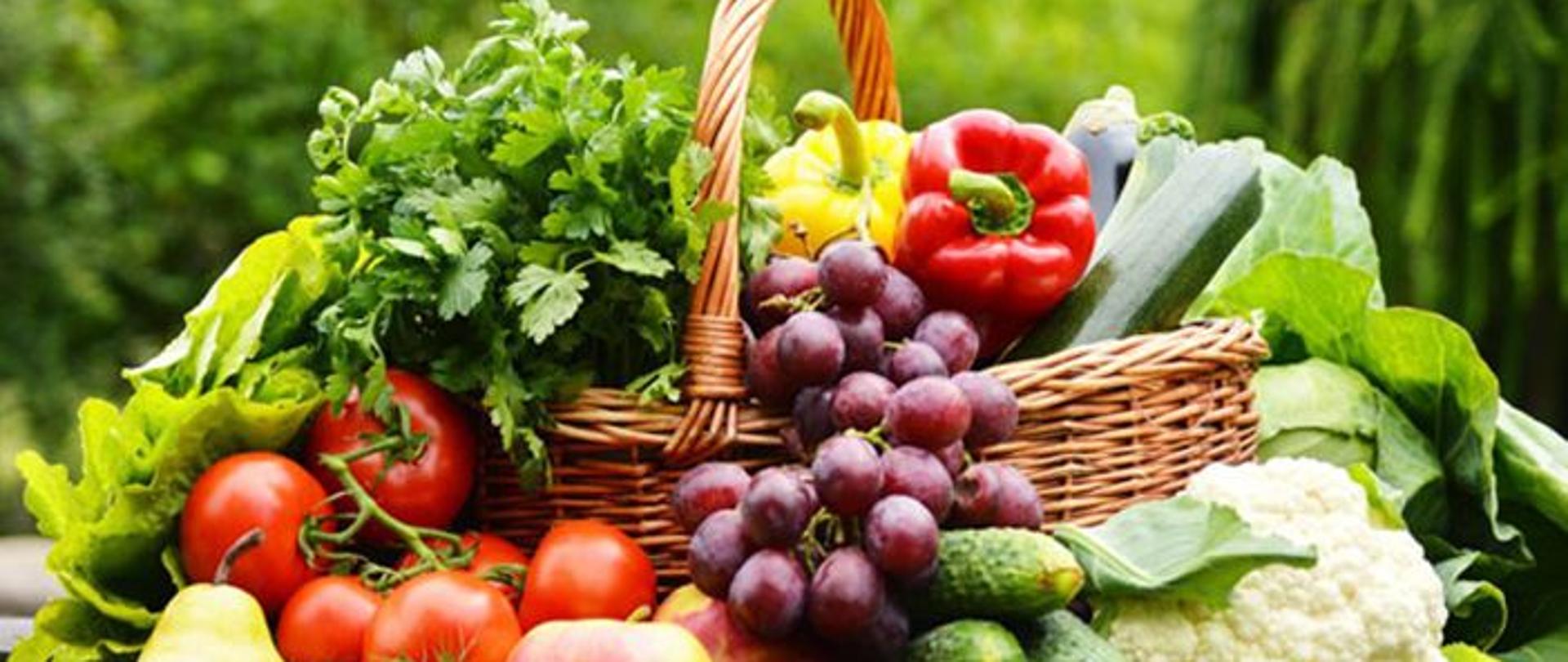 Wiklinowy kosz z warzywami i owocami