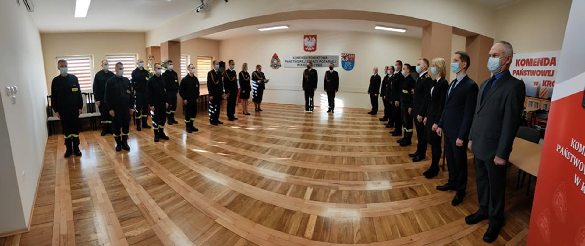 Na świetlicy komendy powiatowej odbył się uroczysty apel z okazji Narodowego Święta Niepodległości.
Podczas uroczystości komendant powiatowy Państwowej Straży Pożarnej w Krotoszynie, bryg. Tomasz Polak wygłosił okolicznościowe przemówienie następnie wręczył awanse na wyższe stopnie służbowe i stanowisko służbowe funkcjonariuszom Komendy Powiatowej Państwowej Straży Pożarnej w Krotoszynie oraz wręczył decyzje o przyznaniu nagród uznaniowych pracownikom korpusu służby cywilnej. Strażacy w umundurowaniu galowym oczekują na ropoczęcie uroczystości,
