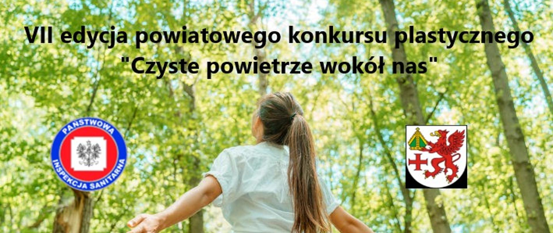 Na zdjęciu widoczna dziewczynka obrócona tyłem patrząca w górę. Przed nią widnieje las i świeże powietrze. Na górze zamieszczono napis w kolorze czarnym VII edycja powiatowego konkursu plastycznego "Czyste powietrze wokół nas". Z prawej strony herb Golczewa, z lewej strony logo Inspekcji Sanitarnej 