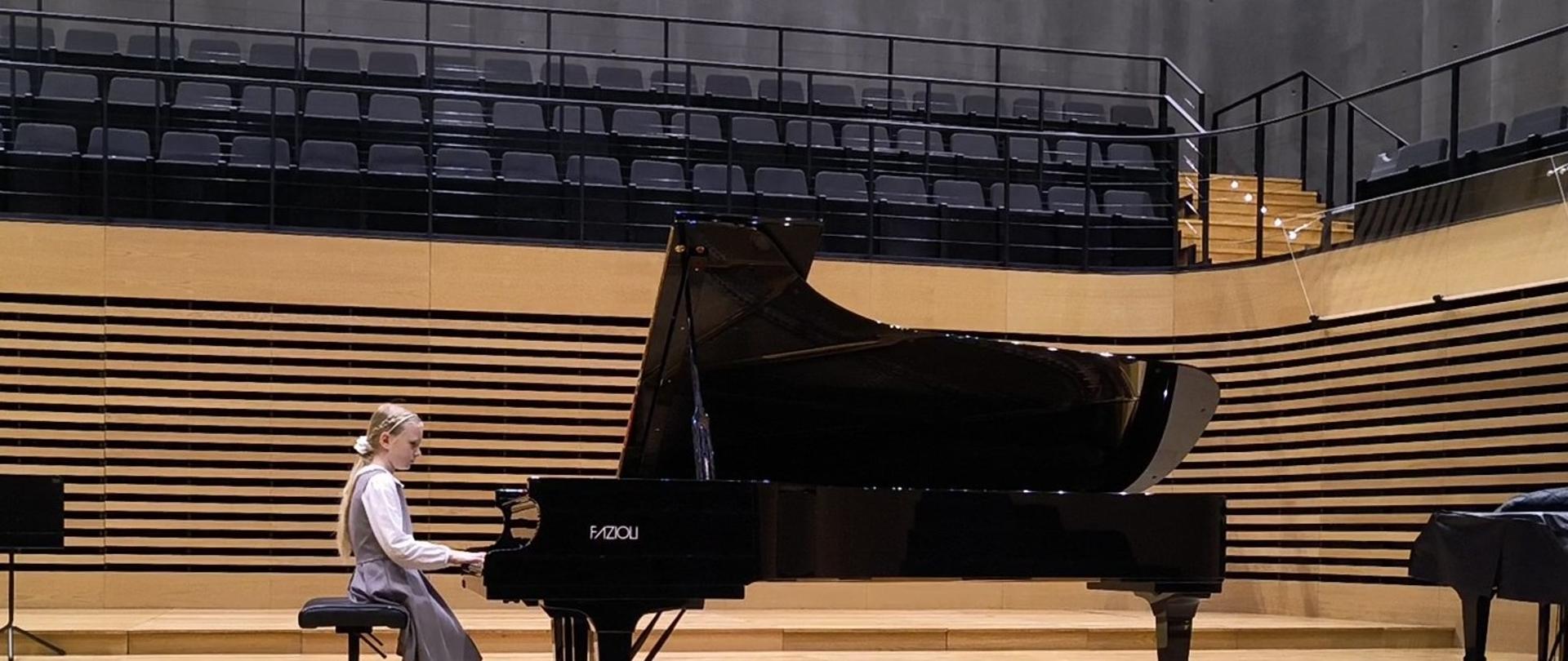 Dziewczynka gra na fortepianie.