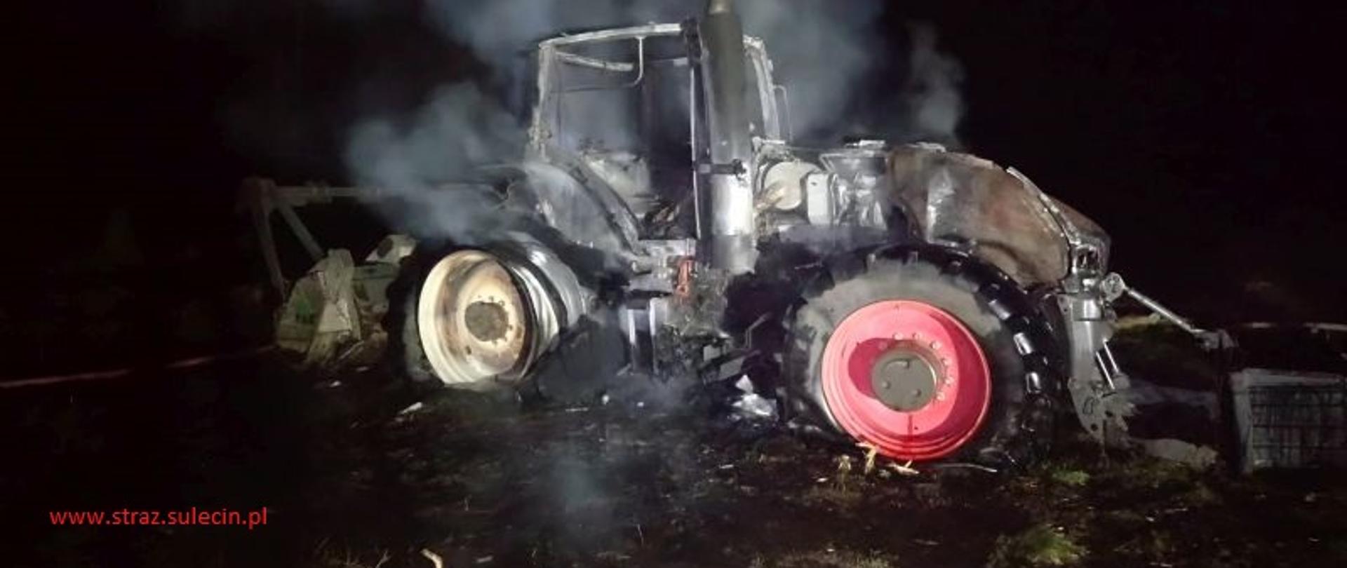 Na zdjęciu znajduje się spalony ciągnik rolniczy