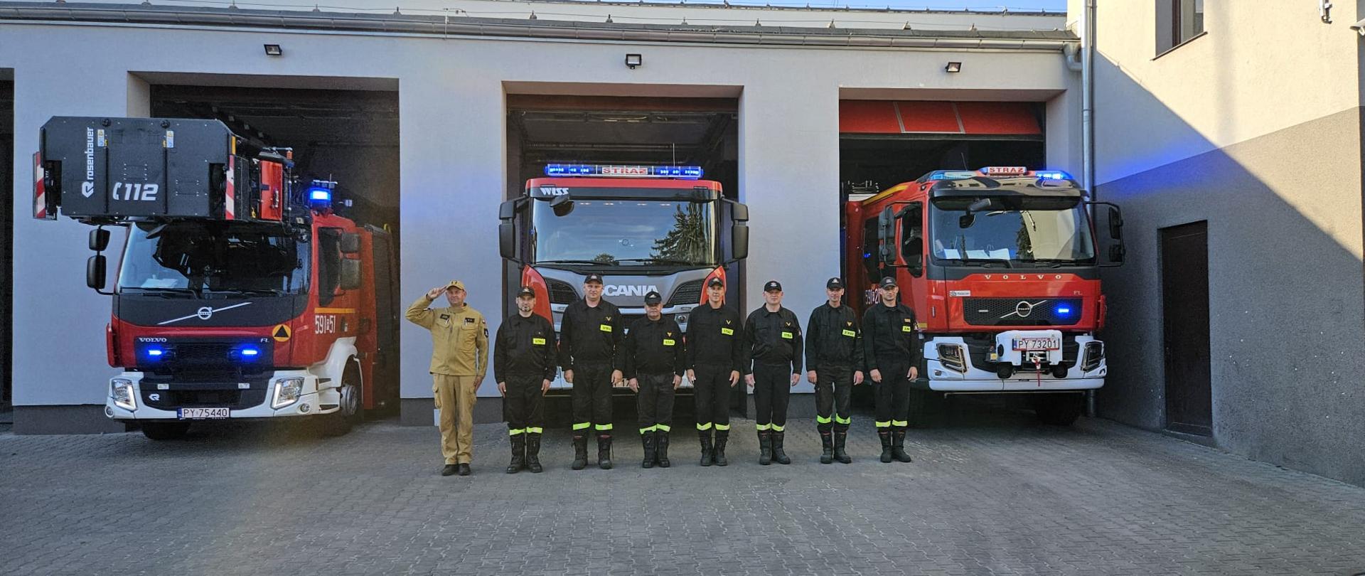 Strażacy JRG Szamotuły na tle samochodów