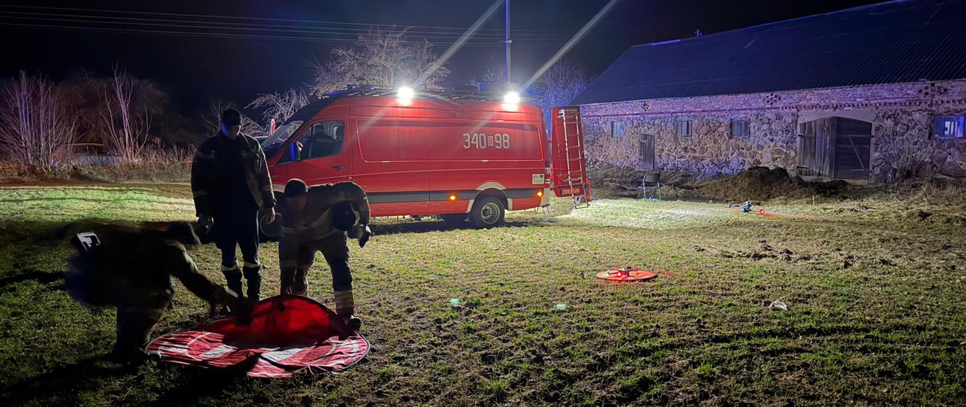 widok pojazdu SDł w nocy z przygotowanymi do startu dronami przed