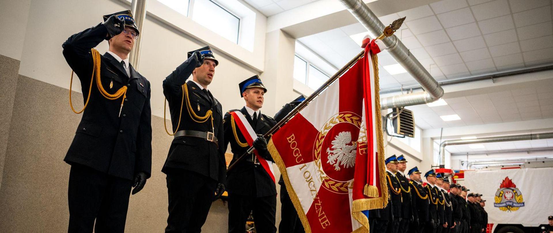 Poczet sztandarowy oddaje honor