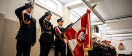 Poczet sztandarowy oddaje honor
