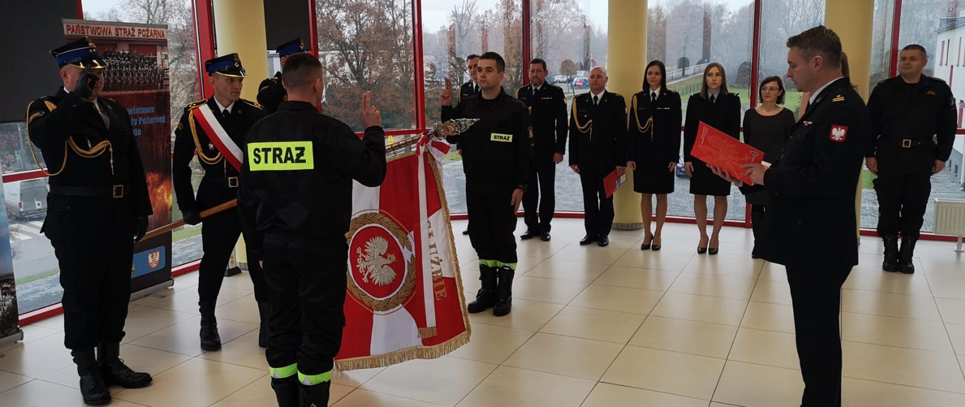 Ślubowanie nowych funkcjonariuszy. Zdjęcie wykonano w sali sztabowej komendy.