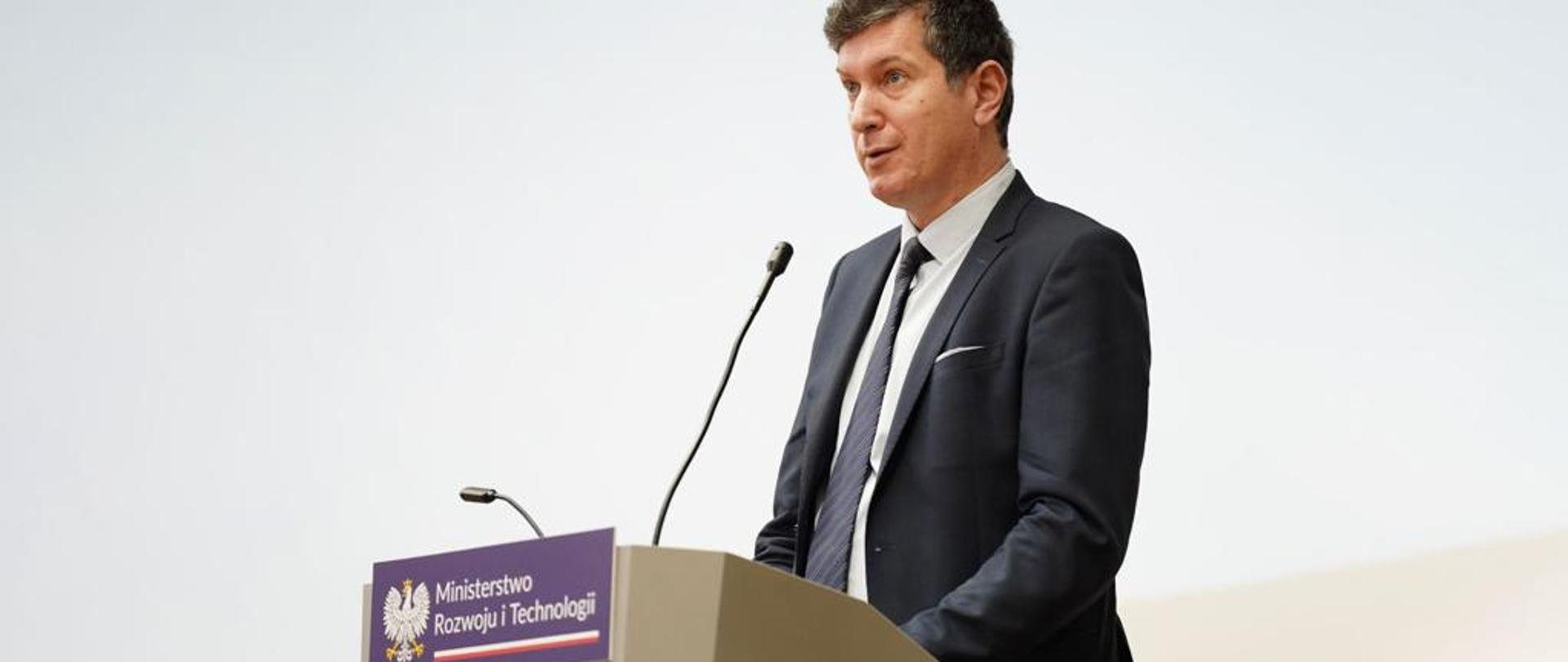 Dyrektor Tomasz Salomon przemawia podczas seminarium „Rozwój polskiego przemysłu obronnego – promocja i możliwości inwestycyjne”