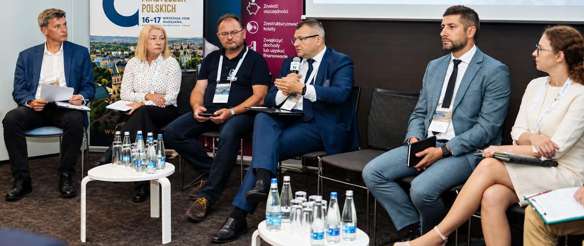Fot. Marcin Jarzyński, zastępca prezesa Wód Polskich, podczas panelu „Adaptacja do zmian klimatu w praktyce – które inwestycje najskuteczniej budują odporność gmin, od małej retencji po rozproszone systemy wodno-ściekowe?” w ramach VI Forum Miasteczek Polskich w Warszawie.