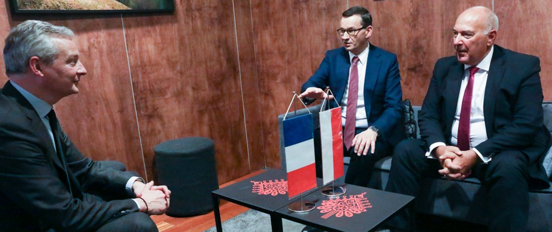 Premier Mateusz Morawiecki, minister Tadeusz Kościński i minister rolnictwa Francji Bruno Le Maire rozmawiają podczas szczytu w Davos