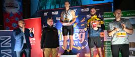 Laureaci XIII Biegu Ogniowego podczas ceremonii dekoracji na podium.