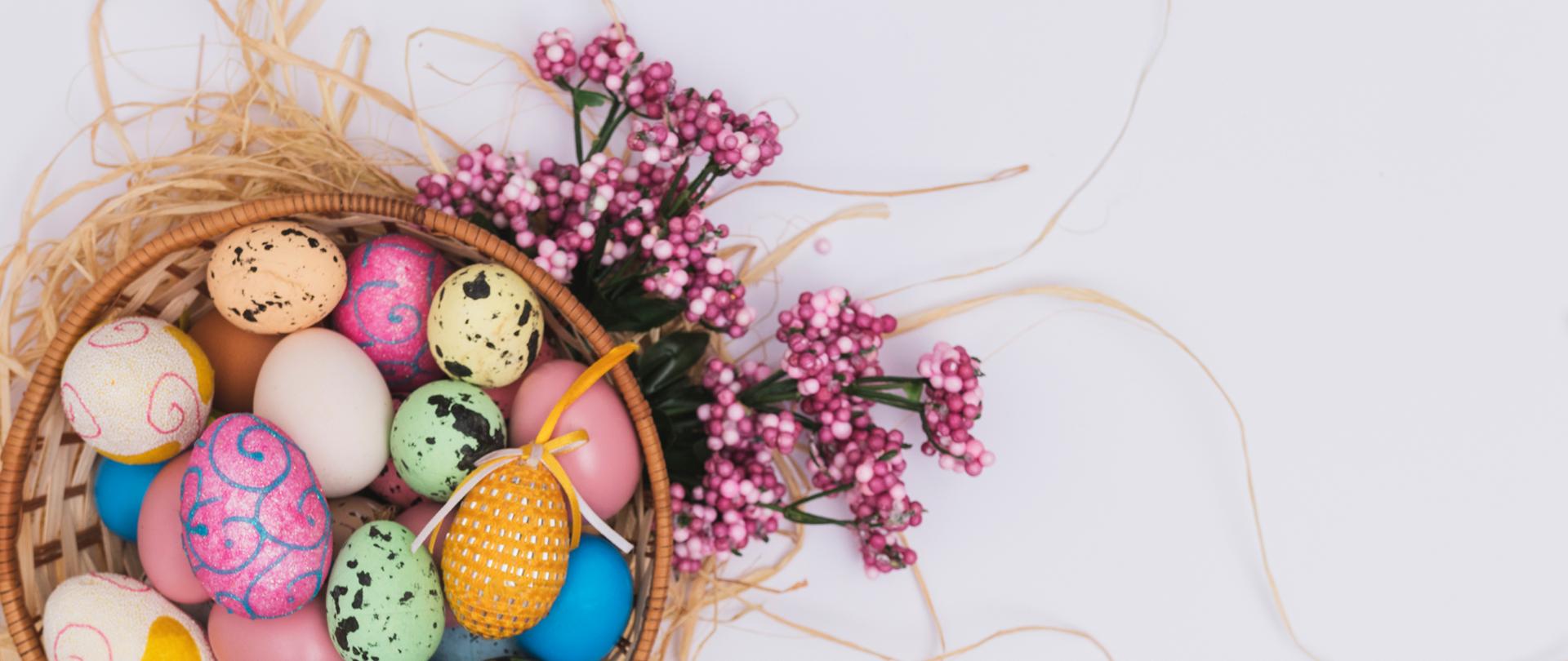 Puchar z jajkami na słomie i kwiatach