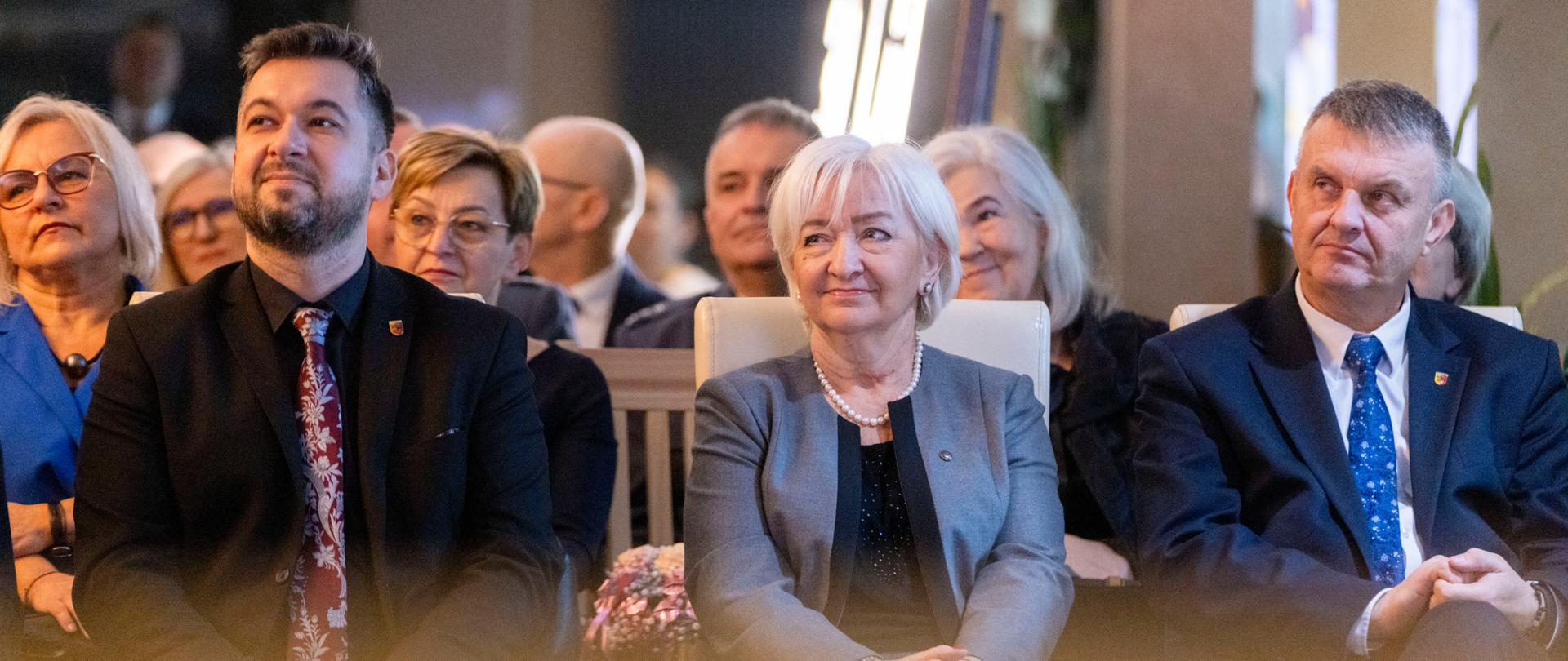 Wojewoda łódzki Dorota Ryl wraz ze starostą i wicestarostą powiatu sieradzkiego na jubileuszu 30-lecia działalności Domu Opieki Społecznej w Sieradzu.