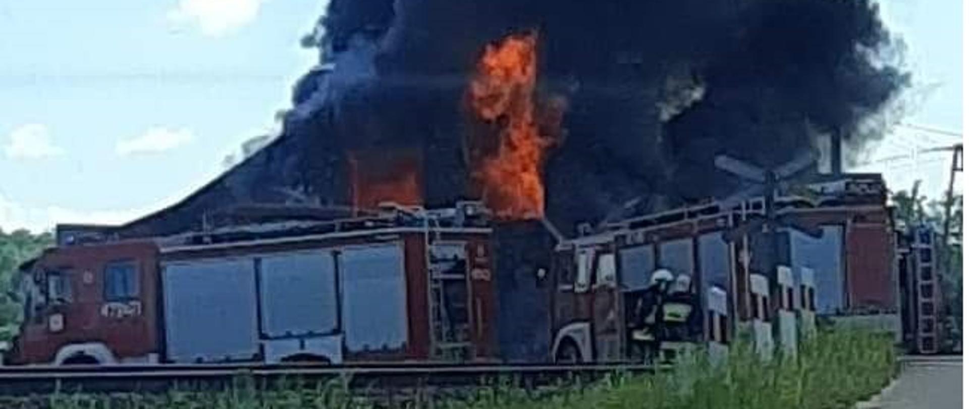 Zdjęcie przedstawia budynek mieszkalny objęty pożarem