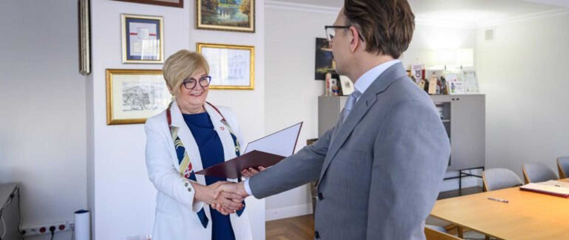 Zdjęcie przedstawia wojewodę podkarpackiego Teresę Kubas-Hul oraz konsultanta wojewódzkiego w dziedzinie mikrobiologii lekarskiej