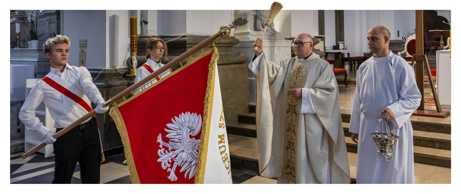 Poświęcenie nowego sztandaru szkoły 
