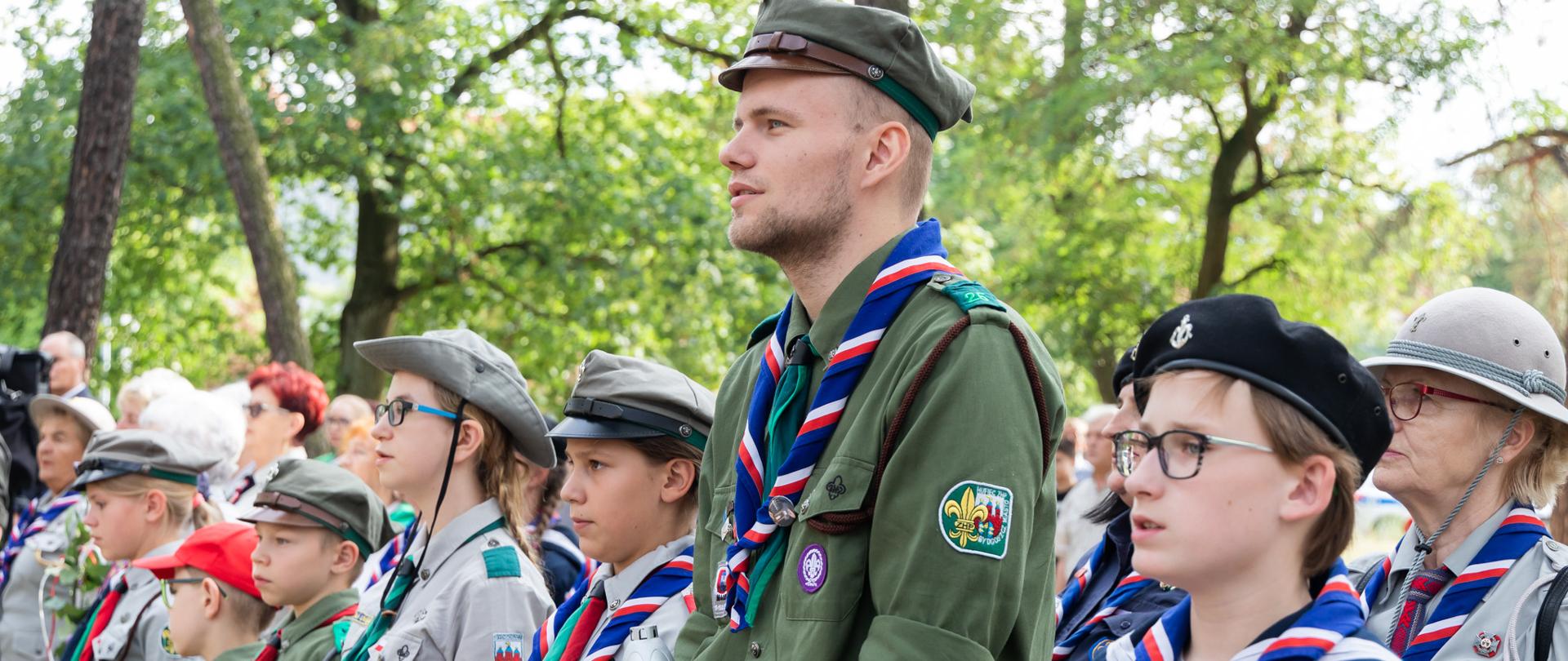 Harcerze stojący obok siebie