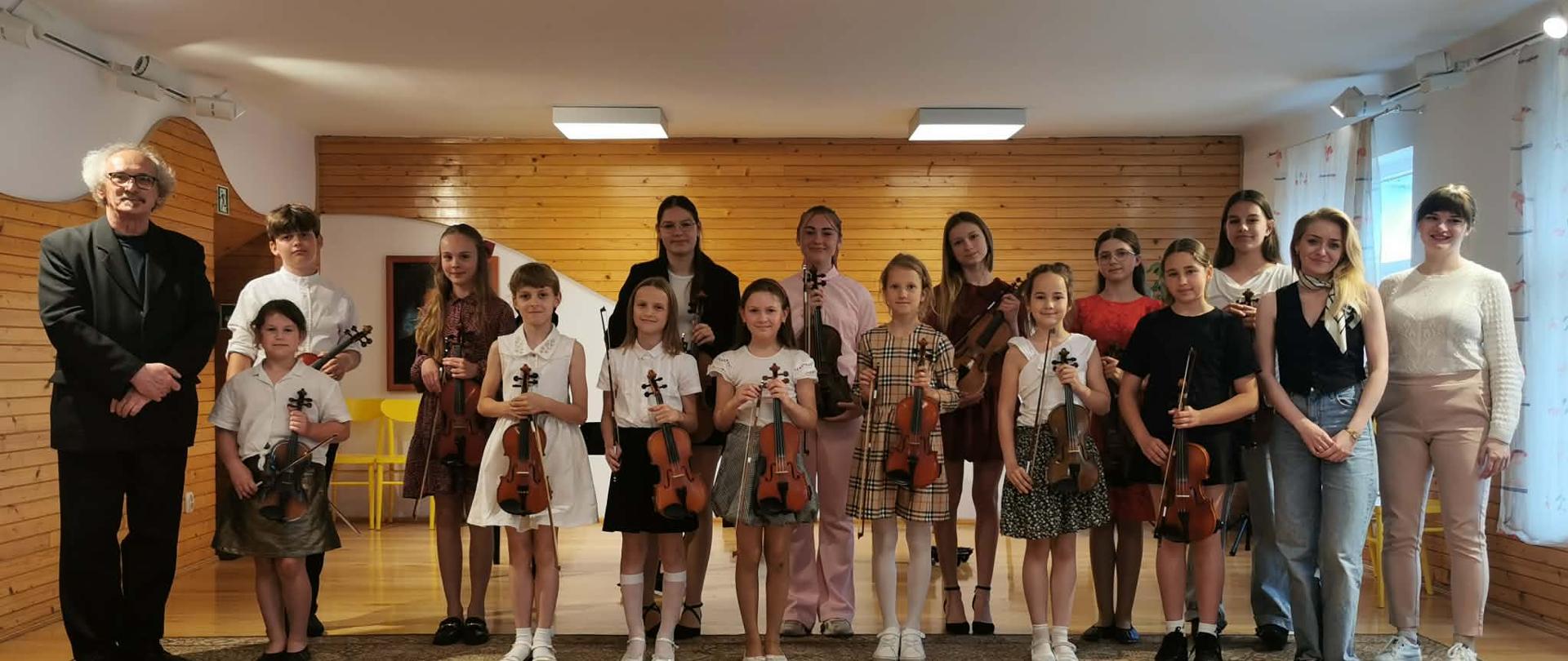 zdjęcie grupowe uczestników konkursu wraz z nauczycielami