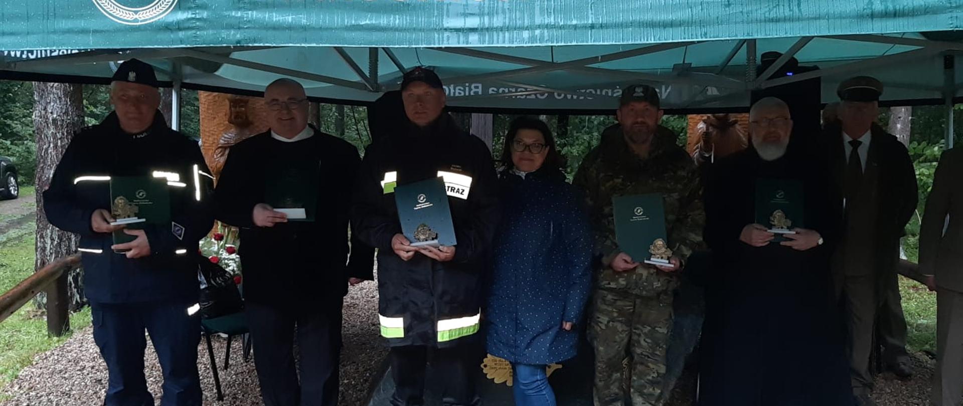 Pamiątkowe zdjęcie odznaczonych Medalem św. Jana Gwalberta