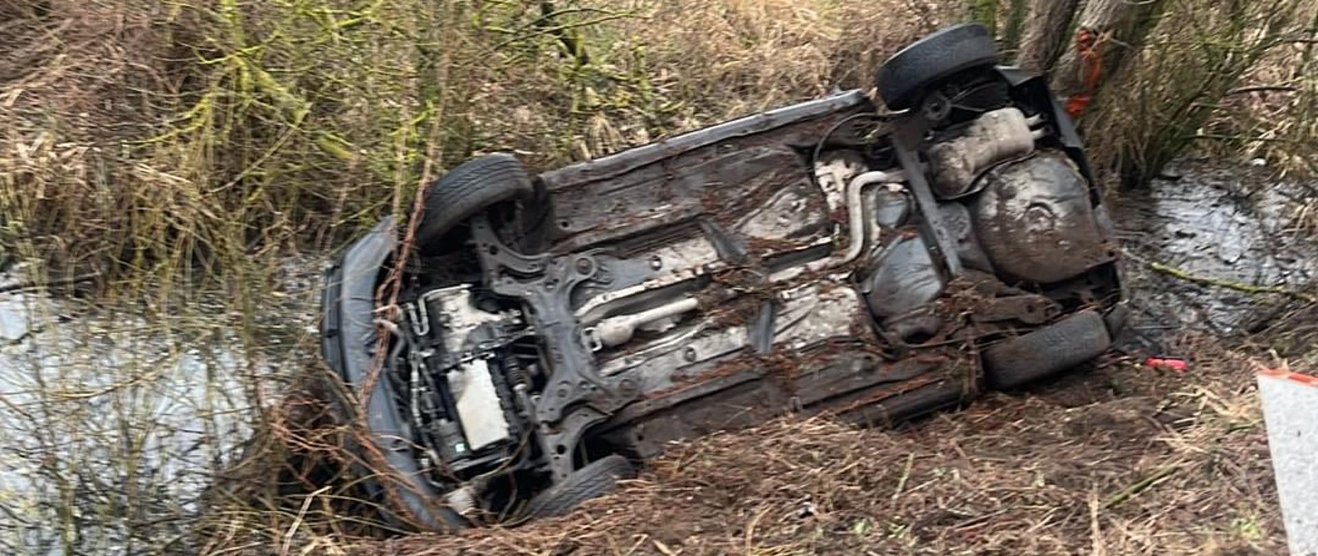 samochód osobowy na dachu w rowie