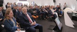 Minister funduszy i polityki regionalnej Katarzyna Pełczyńska-Nałęcz siedzi na krześle, obok niej pozostali uczestnicy i słuchacze panelu 