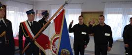 Zdjęcie przedstawia strażaków składających ślubowanie na sztandar jednostki