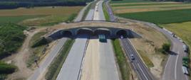Zdjęcie przedstawia budowę drogi ekspresowej S7 na odcinku Strzegowo-Pieńki. Na zdjęciu widoczne jest przejście górne dla dużych zwierząt.