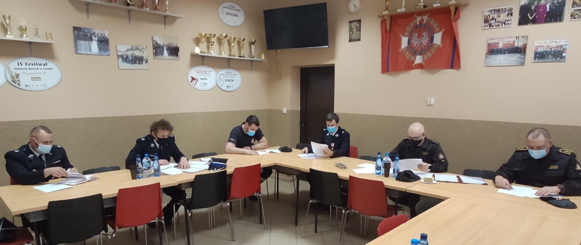 Na zdjęciu druhowie OSP powiatu śremskiego, Komendant Powiatowy PSP wraz z naczelnikiem Wydziału Operacyjno Szkoleniowego