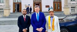 Ambasador RP Robert Rostek, Konsul Honorowy RP w Dżeddzie Pan Hassan Omar Al-Attar, Konsul Honorowy RP w Maskacie Pan Ahmad Al Hinai podczas II Zjazdu Konsulów Honorowych przed budynkiem Politechniki Warszawskiej