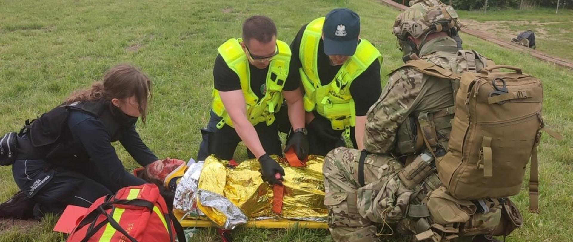 Funkcjonariusze podczas udzielania pierwszej pomocy