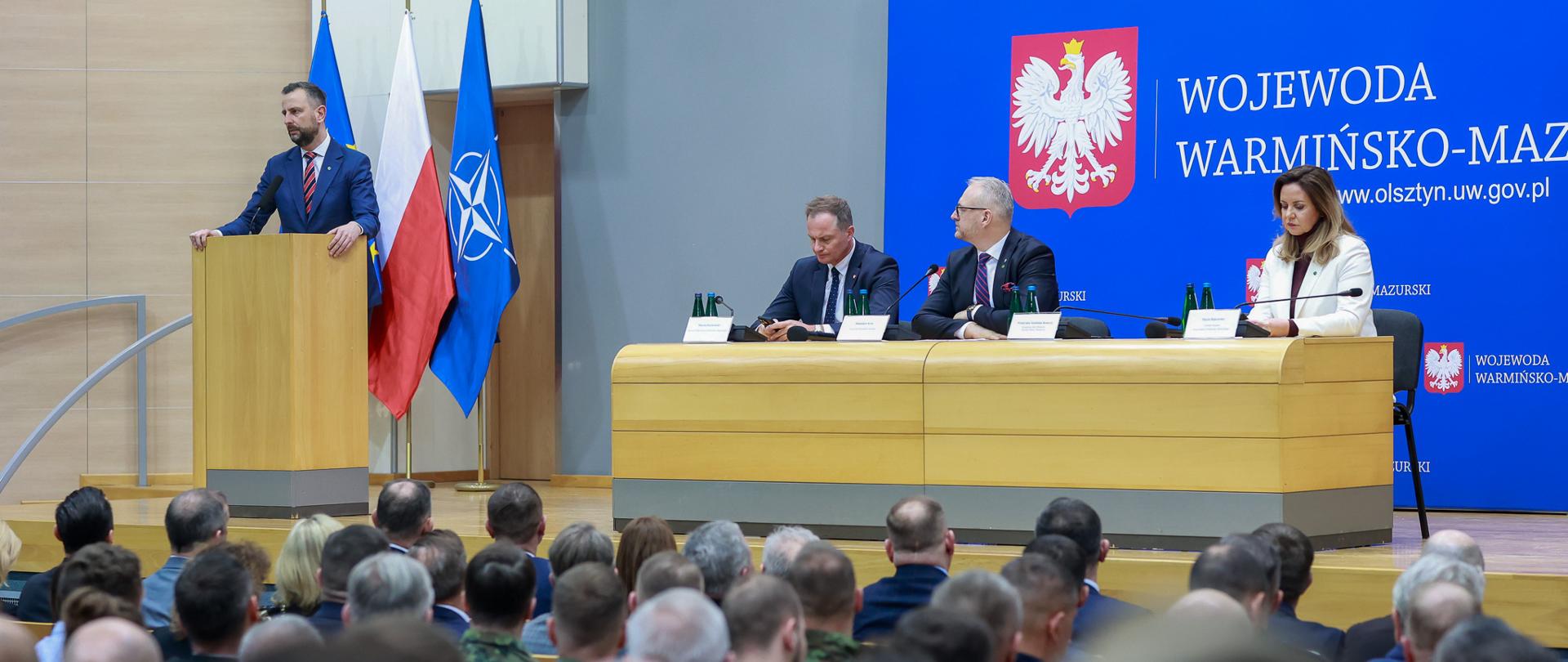 14 stycznia 2026 r. w Warmińsko-Mazurskim Urzędzie Wojewódzkim w Olsztynie wicepremier - minister obrony narodowej Władysław Kosiniak - Kamysz oraz wojewoda warmińsko-mazurski Radosław Król spotkali się z przedstawicielami samorządu lokalnego oraz kadrą dowódczą służb regionu warmińsko-mazurskiego. Celem spotkania jest ocena aktualnego poziomu gotowości operacyjnej i infrastrukturalnej w rejonie przygranicznym NATO oraz synchronizacja działań Wojska Polskiego i administracji rządowej. Fot. Krzysztof Niedziela/MON