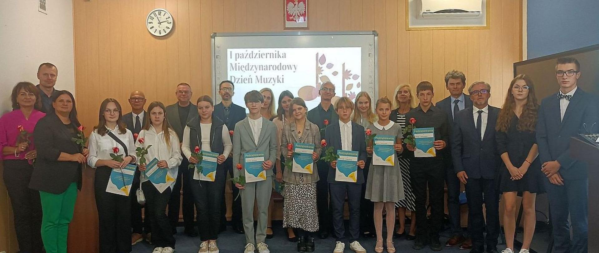 Zdjęcie przedstawia uczestników koncertu z okazji Międzynarodowego Dnia Muzyki w Tarcach.