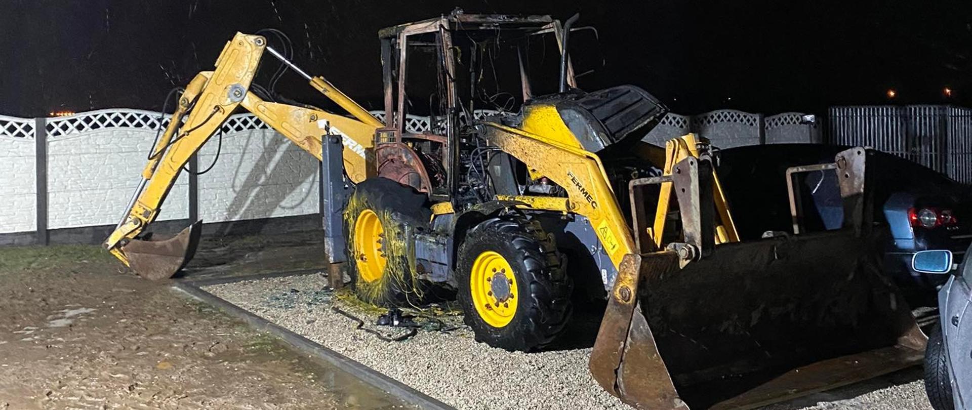 Na zdjęciu widzimy ładowarko-koparkę kołową zniszczoną przez pożar