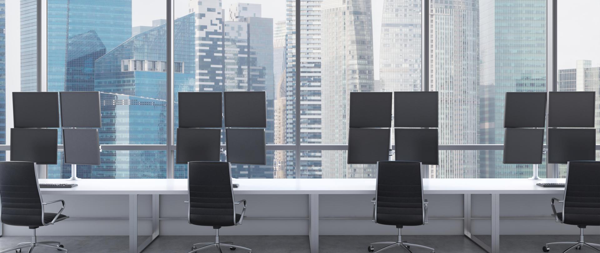 Widok przez szyby z biura na miasto 