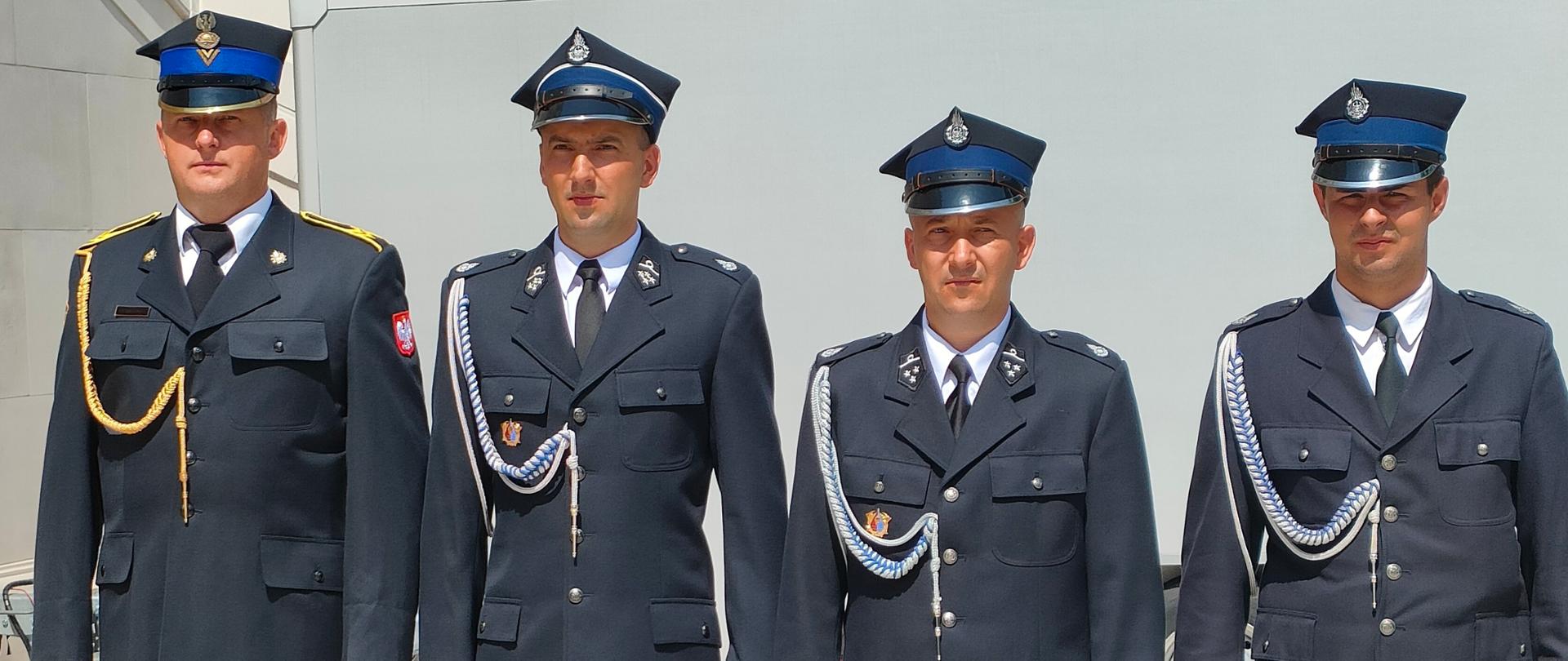 Na zdjęciu st. ogn. Tomasz Bachórz, st. sekc. dh Piotr Piekuś, sekc. dh Dariusz Piekuś, oraz dh Bartosz Marszałek z OSP Nowy Żmigród przed uroczystością wręczenia medali.