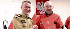 Na zdjęciu znajdują się komendant główny PSP oraz Dyrektor LPR ściskając sobie ręce po podpisaniu porozumienia
