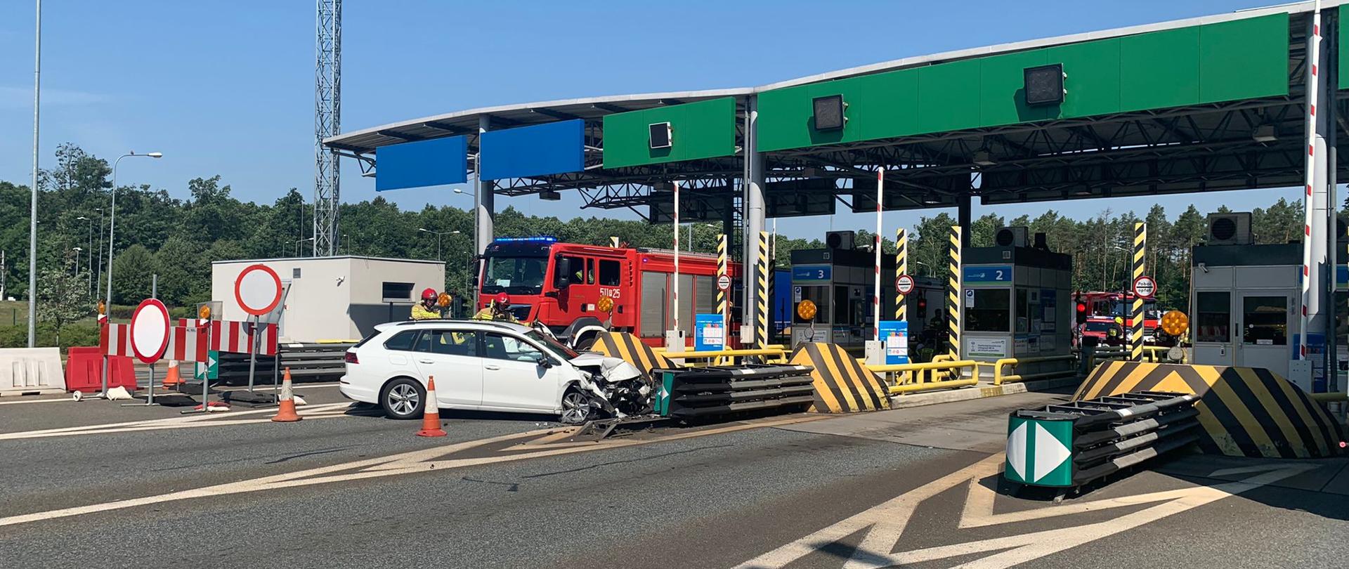 Rozbity pojazd przed punktem opłat