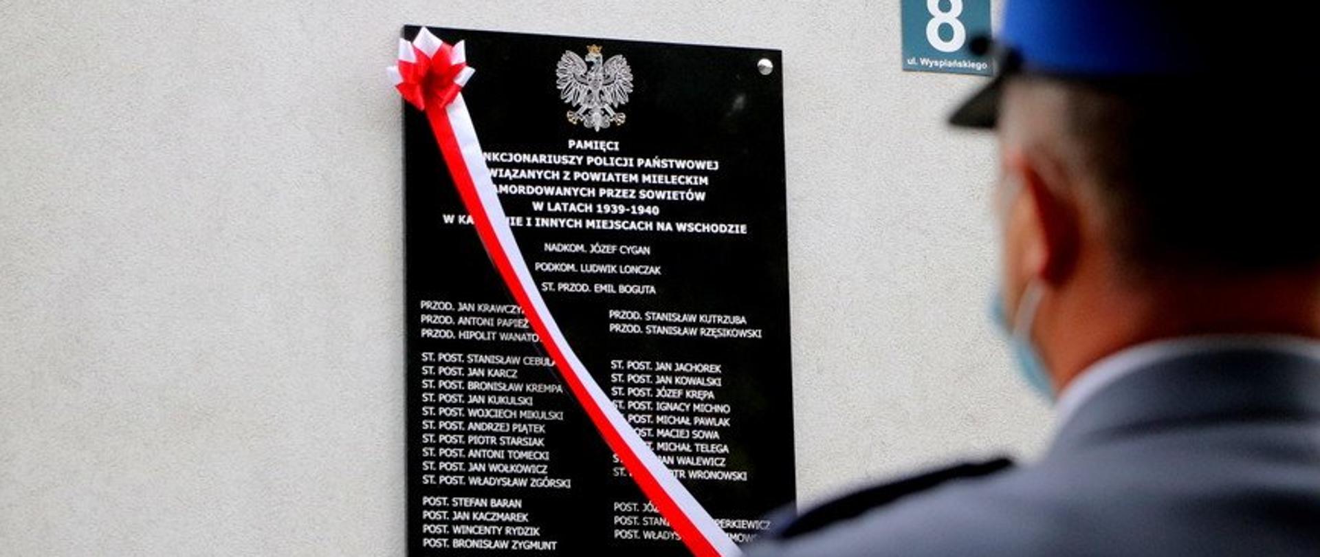 Tablica upamiętniająca poległych funkcjonariuszy Policji zamordowanych przez sowietów w latach 1939-1940