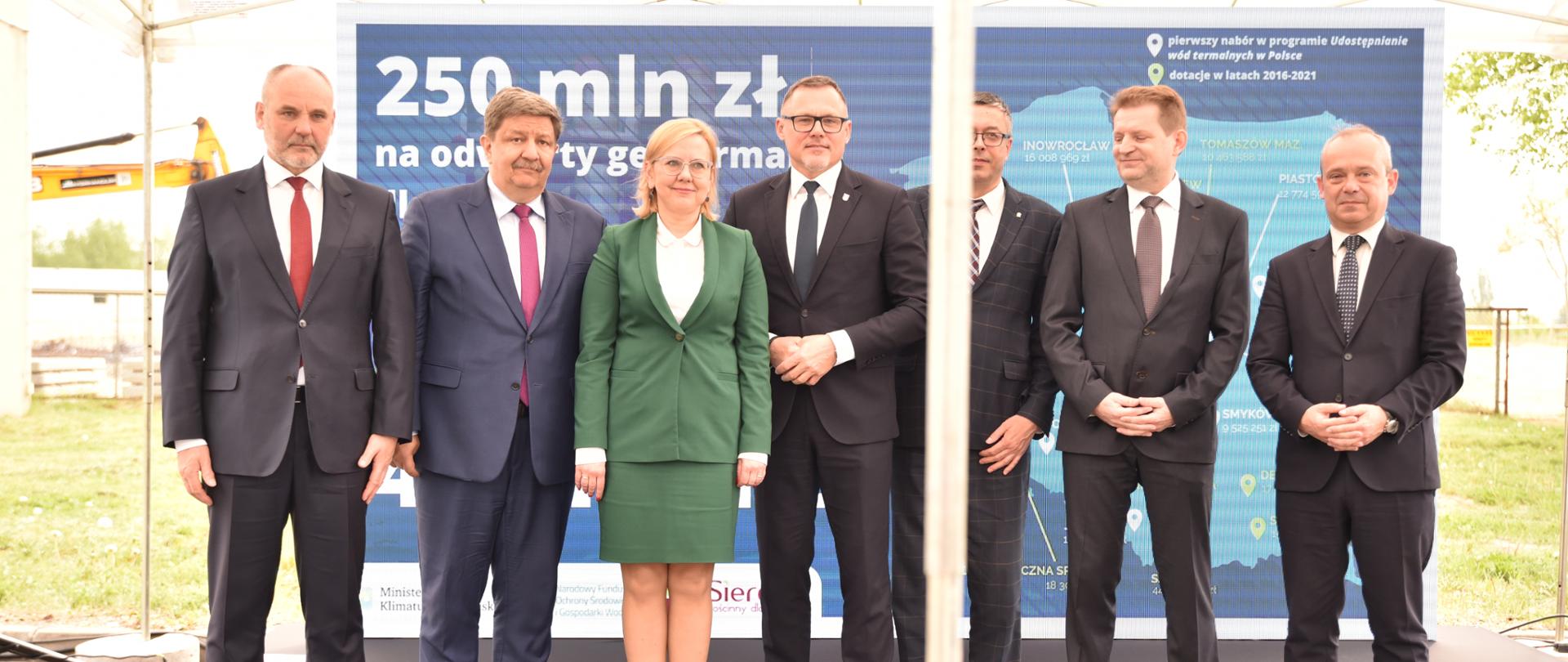 Wiceminister Piotr Dziadzio, minister Anna Moskwa, wiceprezes Narodowego Funduszu Ochrony Środowiska i Gospodarki Wodnej Artur Michalski, Grzegorz Schreiber Marszałek Województwa Łódzkiego, Tobiasz Bocheńskie Wojewoda Łódzkiego, Paweł Osiewała Prezydent Miasta Sieradza, Witold Stefaniak prezes zarządu Przedsiębiorstwa Energetyki Cieplnej w Sieradzu podczas konferencji w Sieradzu.