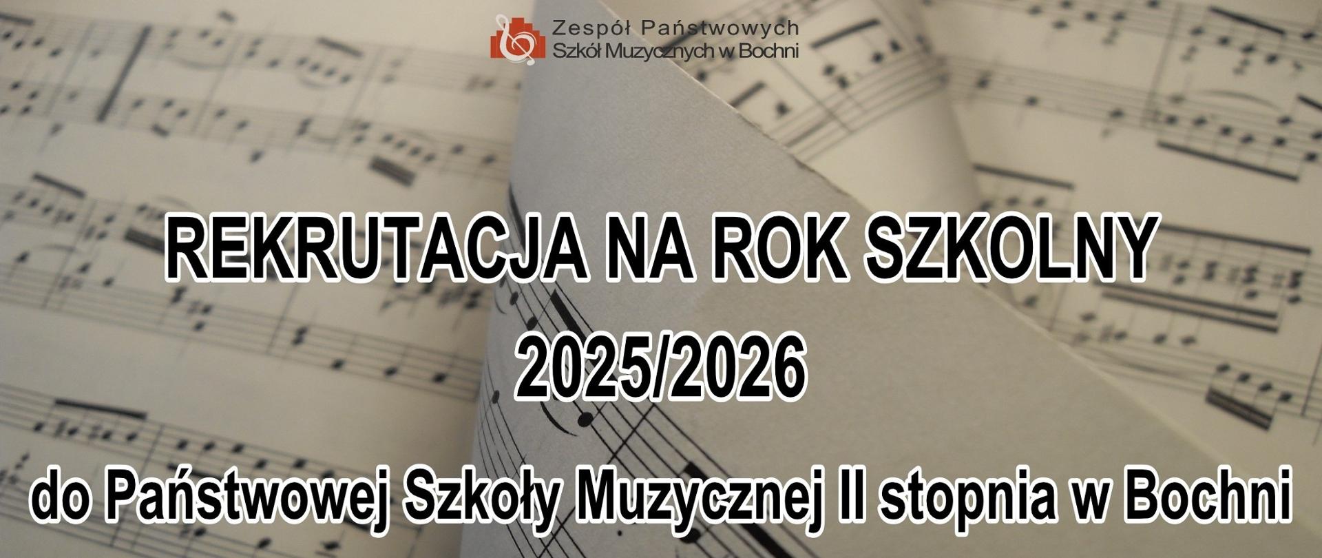 U góry na środku logo ZPSM w Bochni. Na środku napis drukowanymi czarnymi literami w białej otoczce w 3 rzędach: „REKRUTACJA NA ROK SZKOLNY 2023/2024 do Państwowej Szkoły Muzycznej II stopnia w Bochni” Tło w kolorze jasno szarym zawiera elementy zapisu nutowego.