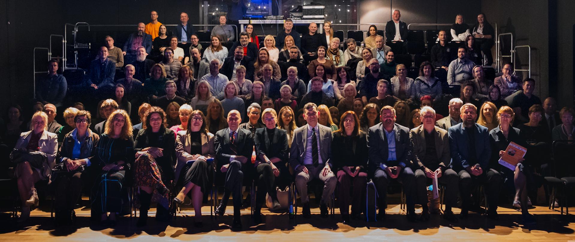 Szeroki kadr. Zdjęcie grupowe uczestników konferencji. 